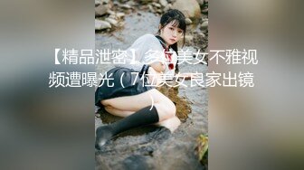  黑丝女仆露脸姐妹花情趣诱惑让小哥玩双飞，享受骚逼的活服务玩弄姐姐的奶子