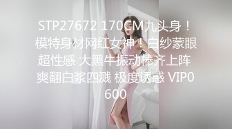 抄底漂亮少妇 和闺蜜一块逛街 看着特别干净的蓝白内内