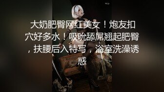 清純眼鏡娘，文文靜靜，佳人美乳，墻上掛著自己拍的藝術寫真