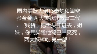 在游泳池女性更衣室直接來