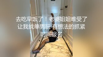 YC商场抄底抹胸齐逼裙女神 两条修长玉腿缠绕一起把内裤夹沟里