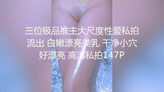   20岁清纯小美眉，穿着短牛仔裤，握着粗大鸡巴，很开心躺在床上玩得津津乐道