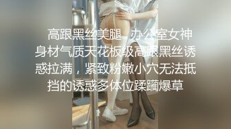 【新片速遞】 商场女厕全景偷拍高跟制服美女职员的小黑鲍