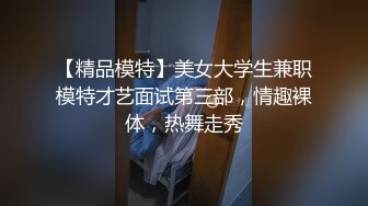 逼逼无毛苗条妹子吊在空中自慰