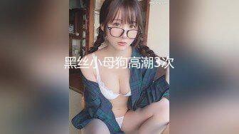 一手抓不过来的大奶子少妇跟小哥激情啪啪，让大哥后入爆草抽插无套玩弄，淫声荡语不断，露脸给大哥舔弄鸡巴