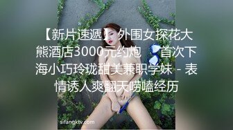 骚妈带着女儿一起直播大秀，露脸换上性感的黑丝漏奶情趣装刺激狼友