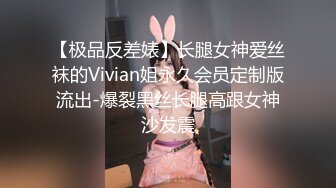 小狗乖乖，黑丝露脸乖巧听话，给大哥口交大鸡巴，无套爆草抽插，听狼友指挥各种抠逼玩弄给狼友看精彩又刺激