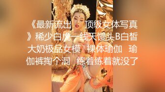   操新娘情趣装美眉 戴个套套吗 不戴了 那被我老公发现都不好 无套啪啪 最后射脸