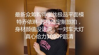 黑丝短发露脸骚货一个人床上发骚，道具插进逼里不停搅拌高潮迭起