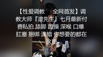 白虎 无毛小美女 掰着BB尿尿 生怕尿到自己裤子上