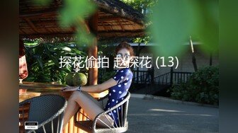 户外骚女【要找一夜情】野外帮别人锄地，野地尿尿露出会车上翘着屁股，很是诱惑喜欢不要错过