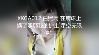 高颜值美丽少妇微微舔着粗黑的大屌被道具玩着骚逼，主动上位无套抽插流出好多白浆，被按着骚逼猛草射肚子上!