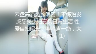 小奶狗面无表情任凭主人玩弄抽插