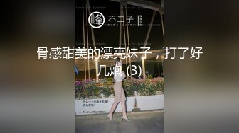 马尾辫吊带黑裙小姐姐要在沙发上操,上位骑乘整根插入,跪着翘起屁股后入