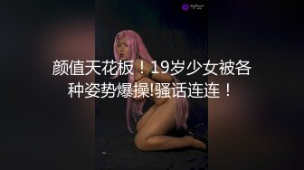 俩小母狗翘著蜜桃臀等待大J8的进入，场面疯狂呻吟声不断