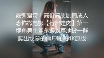 玫瑰纹身短发可爱小姐姐新人首秀，撩起吊带装给你们看奶子，揉捏手指摩擦奶头，乳液瓶子口红笔特写插粉穴