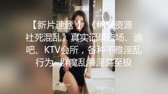 合租房门缝偷窥对门的女生下班回来冲凉 白白嫩嫩的身材还不错