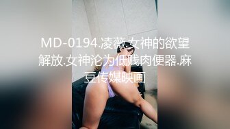   黑丝露脸极品妞跟年轻小哥亲热，舌吻吃奶抠逼淫荡又刺激，让小哥各种舔逼舔屁股好骚啊，无毛白虎压在身下草