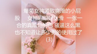   这俩货完全无视，大白臀后入，交，肆意宣泄中