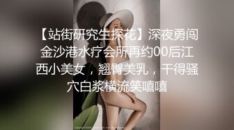 奶子上有纹身的露脸小骚逼躺在床上发骚，道具不停抽插无毛白虎逼，自己舔奶子坐插道具，浪叫呻吟不止别错过