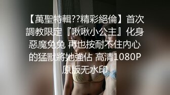   风骚的女友跟小哥激情啪啪，让小哥舔逼吃着奶子抠穴，交大鸡巴无套抽插，多体位蹂躏爆草