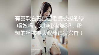 酒吧女厕偷拍可爱嫩妹❤️边吸烟边聊天加上尿尿