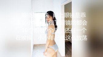 骚妈带着女儿一起直播大秀，露脸换上性感的黑丝漏奶情趣装刺激狼友，淫声荡语不断道具不停抽插骚穴好刺激