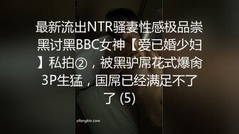 这就叫不作不死 半夜为寻求刺激 小情侣在宾馆走廊啪啪 还顺手把门关了 操着操着突然想起 晚了没带房卡 笑死我了