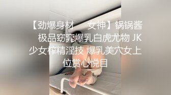  90后小少妇，黑丝情趣诱惑小乳夹激情3P，让两个大哥玩弄，揉奶玩逼轮草抽插