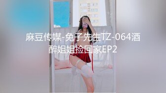 【新片速遞】 旗袍小虎牙美少女，外表甜美花臂纹身，一脸清纯，脱光光道具自慰，粉嫩穴掰开，震动棒磨蹭