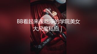 【笑起来甜美新人美妞】慢慢脱下内裤特写，揉捏奶子掰开紧致小穴，双指夹住阴唇手指扣弄，搞得小逼湿湿哒