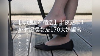 【新片速遞】 十二月最新流出 ❤厕所偷拍❤️跟着女友上厕所，变态男对着女厕撒尿 