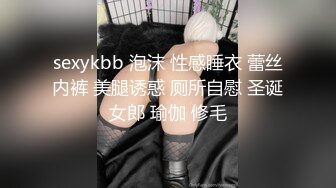 老司机了内衣也不脱拿着鸡巴就塞进自己的小穴里