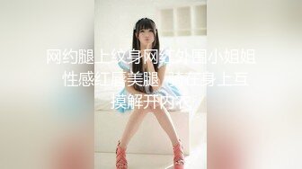 【新片速遞】清秀小妖❤️-CD艾草-❤️ 女厕所豹子胆露出，跪在边上自慰插菊花，完全无视路人带娃上厕所，吊炸天！