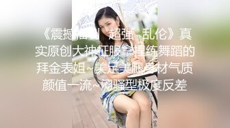 年轻胸前纹身的老婆给老公打飞机撸硬，女上位秒变榨汁打桩机