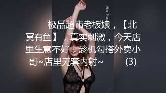 长相可爱的妹子，丰满白皙巨乳大到惊人，乳交大黑牛，连体黑丝自己掰穴自慰