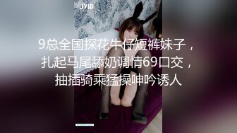  极品尤物眼镜学生妹，外表清纯小虎牙，酒店和小男友操逼，无毛超嫩美穴