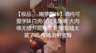 胖哥玩嫩妹还有人在围观，跳蛋玩穴吃奶后入舔逼