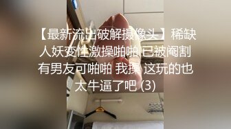 00后小姐妹在床上一起伺候小哥，口交大鸡巴舔乳头，互相抚慰玩弄骚穴和奶子