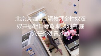 EDE罩杯妹妹与两支大鸡鸡哥哥玩3P (1)