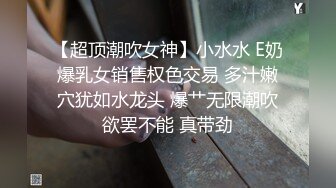 美女拿着仿真鸡巴玩弄安慰自己的小白虎