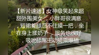 白嫩美少妇浴室洗澡洗干净身上的泡沫被老公进来后入射到后背上