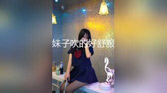   短发清纯系美女3P双男全身纹身小哥，按着双腿抽插无套内射，中场休息再来一炮，扶着屁股后入爆插